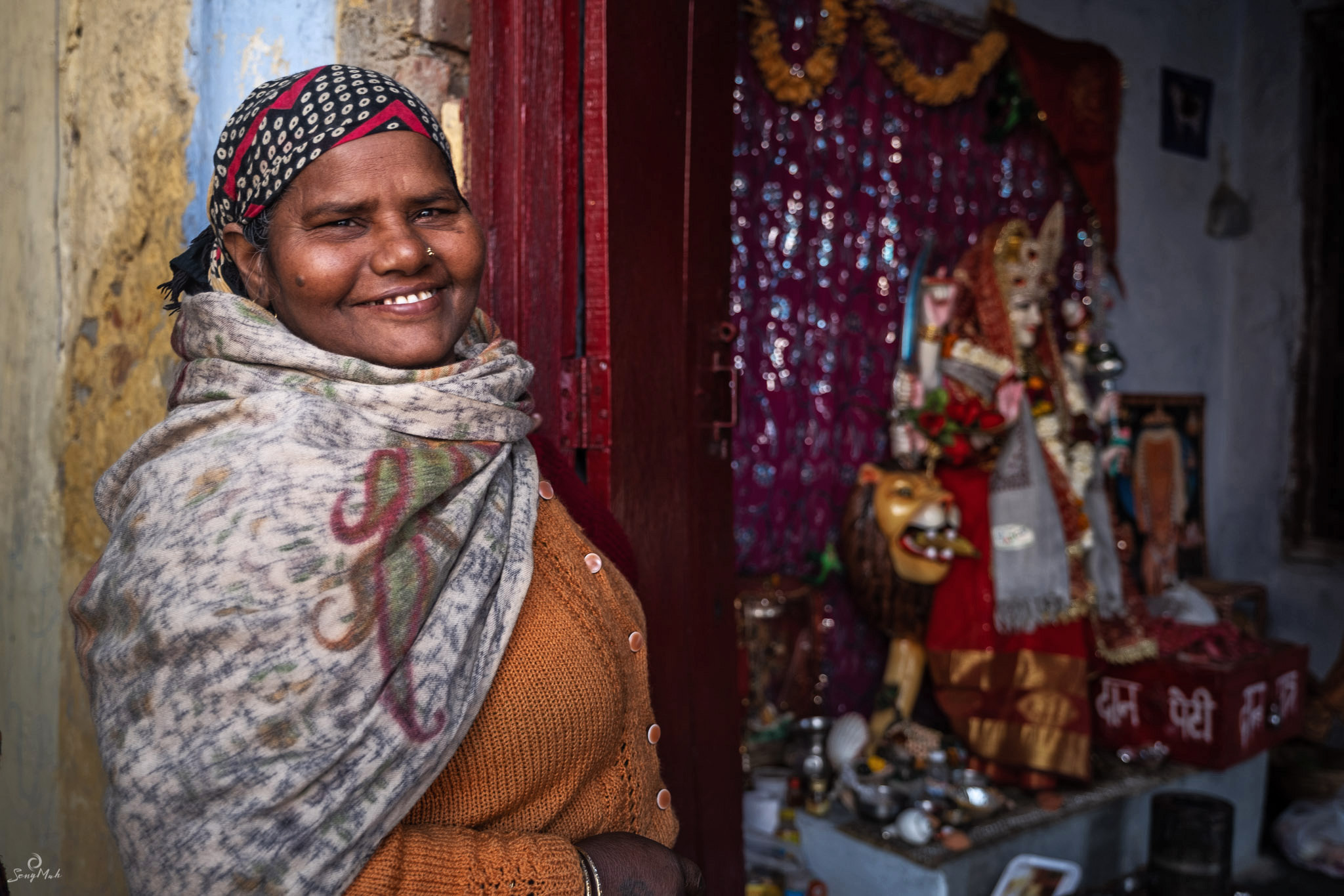 Hindu shrine keeper, Yamuna Ghat