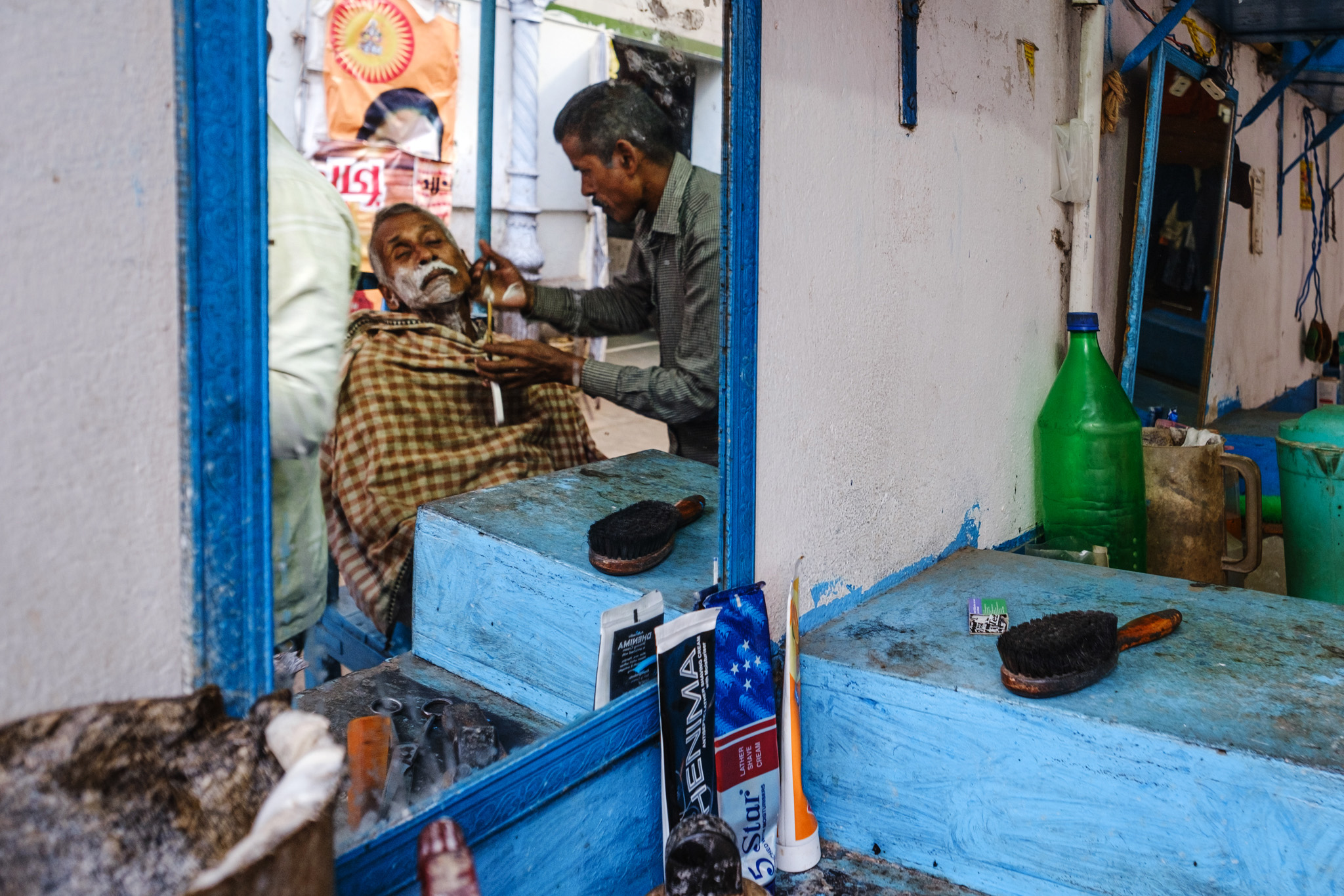 Kolkata street barber